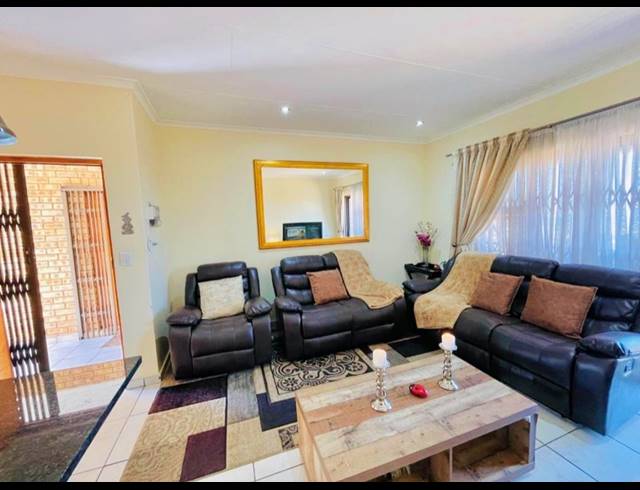 2 BEDROOM TOWNHOUSE FOR SALE IN SOUTH CREST